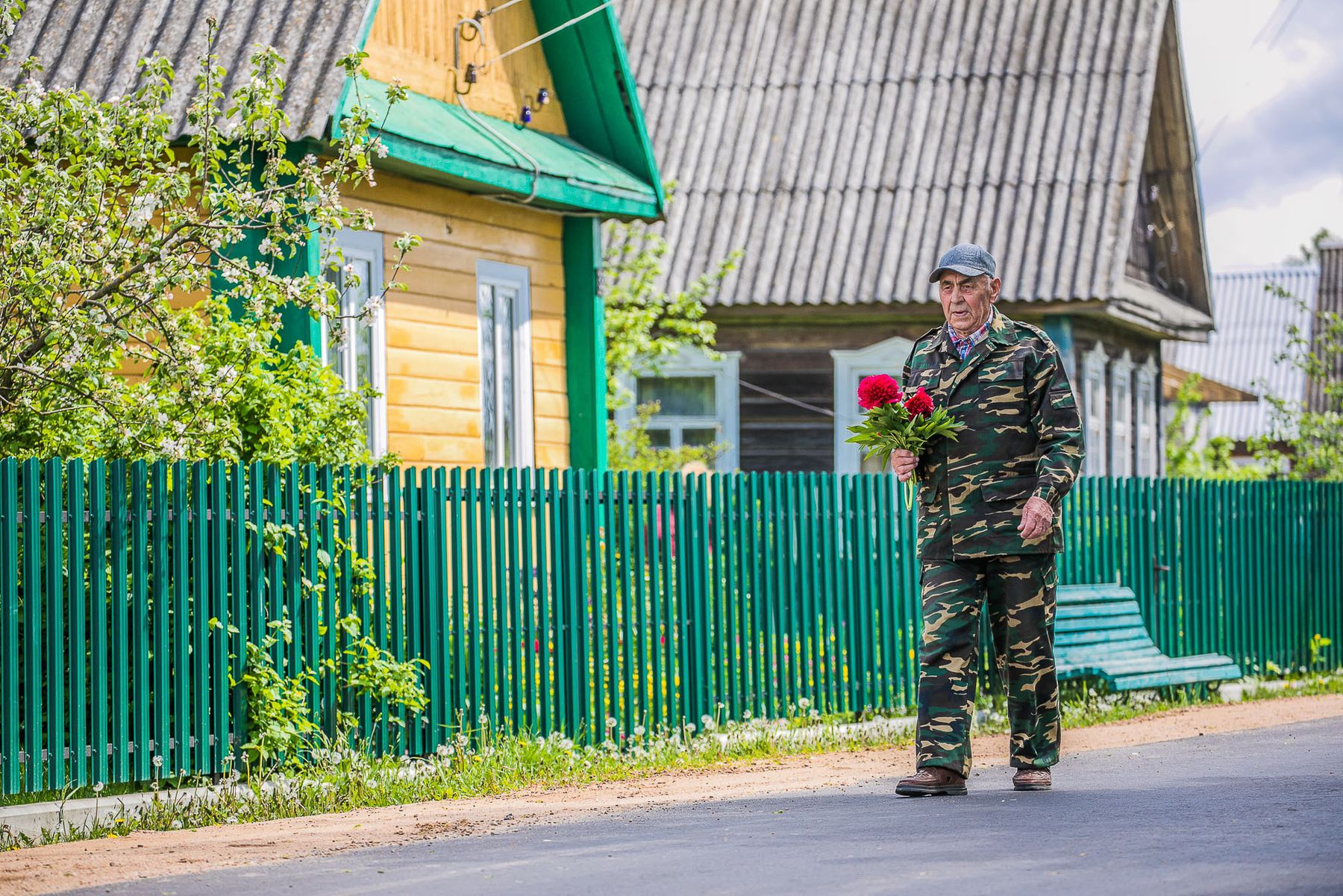 Внук Константина Прудниковича по собственной инициативе обновил деревенский  памятник - Чырвоная Зорка