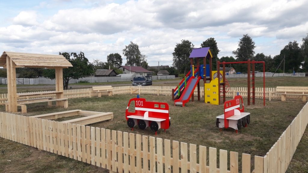 Коллектив лесхоза благоустроил детскую площадку в Городке