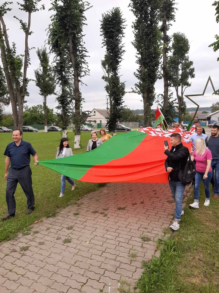 Жители Узденщины приняли участие в областной эстафете «За Беларусь! За мир! За Президента!»