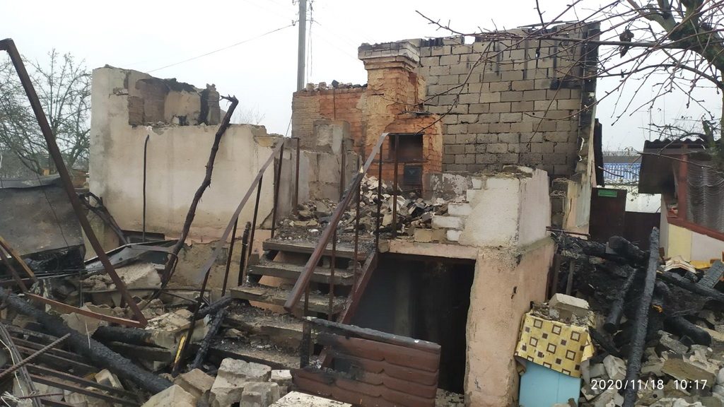 В деревне Яловка сгорел двухэтажный блочный дачный дом