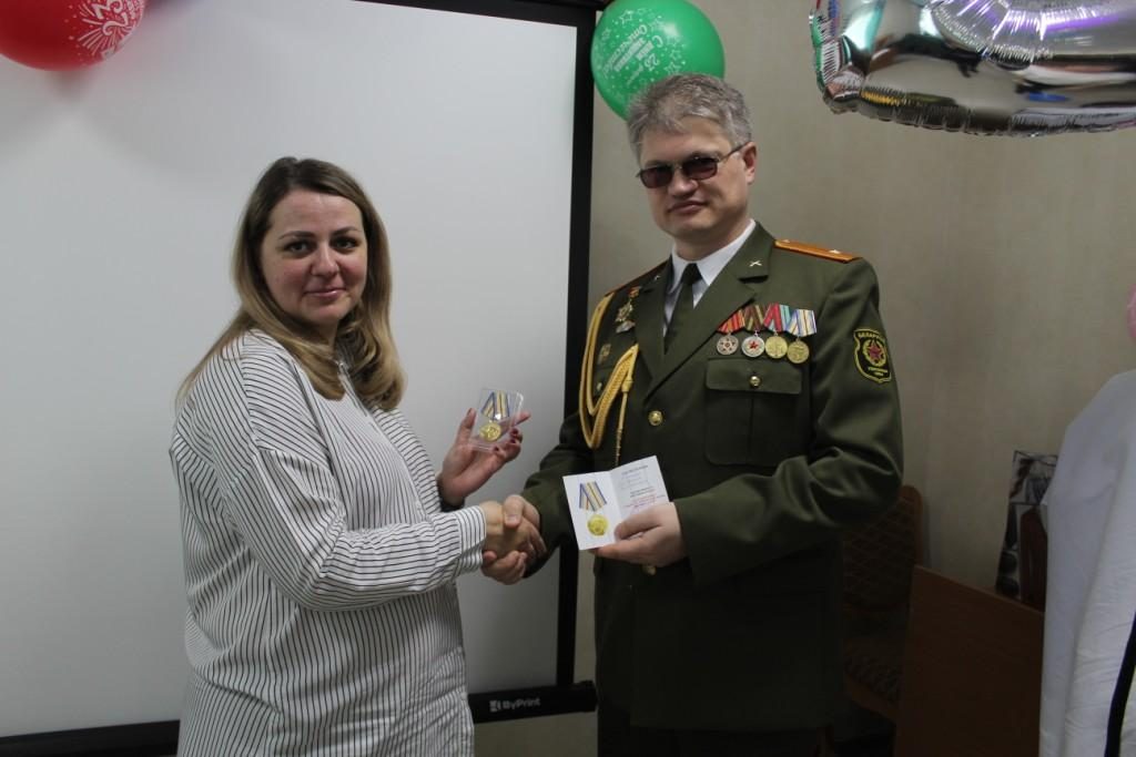 Инспектору по кадрам Екатерине Ткачевой вручили юбилейную медаль