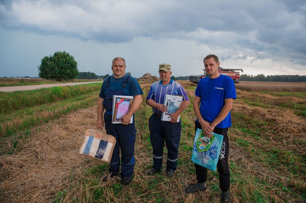 Возле деревни Миколка-очередное чествование хлеборобов экспериментальной базы имени Котовского