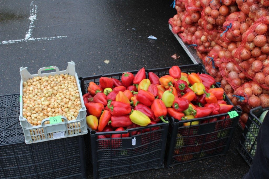 Сколько стоит? Откуда привезли? Какой сорт? Будете ли следующий раз? Эти вопросы звучали на ярмарке, наверное, чаще других.
