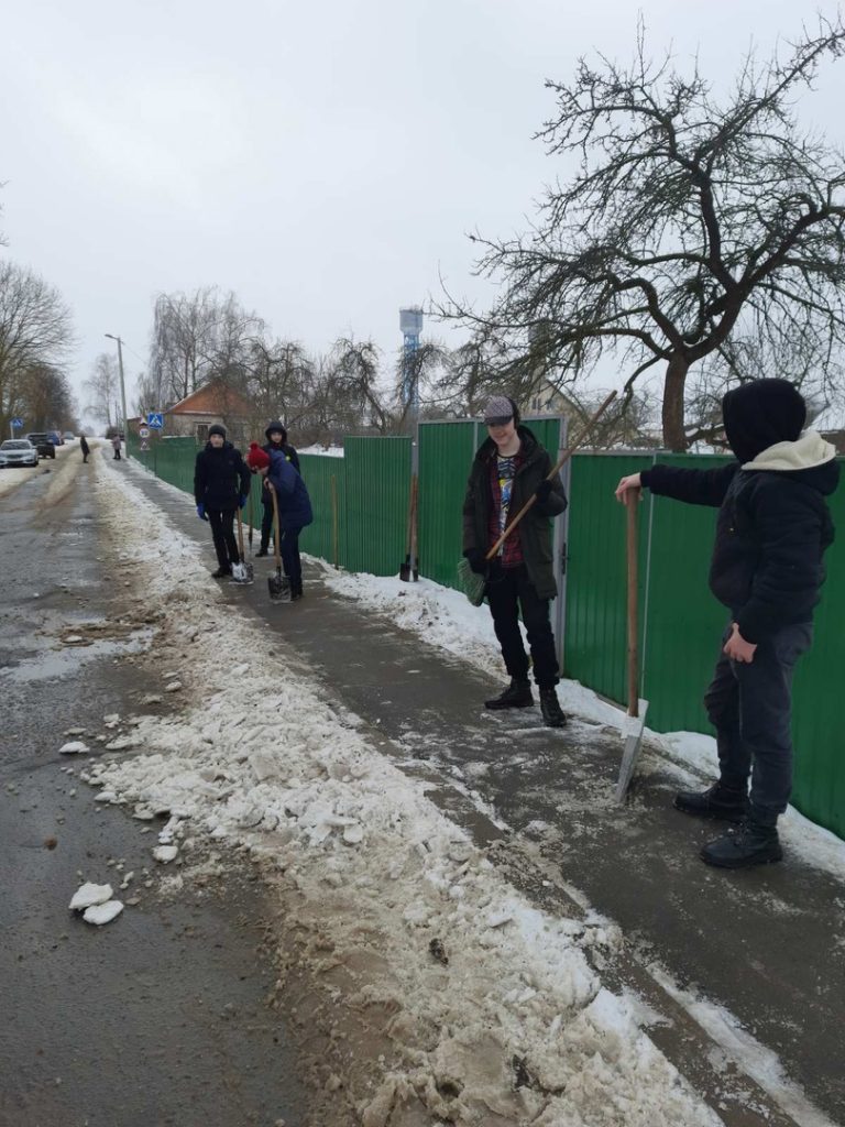 В районе продолжается молодёжная акция «Мы выбираем помощь пожилым людям» -  Чырвоная Зорка