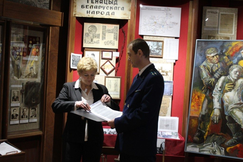 В одном из выставочных залов музея и сейчас бросает в дрожь