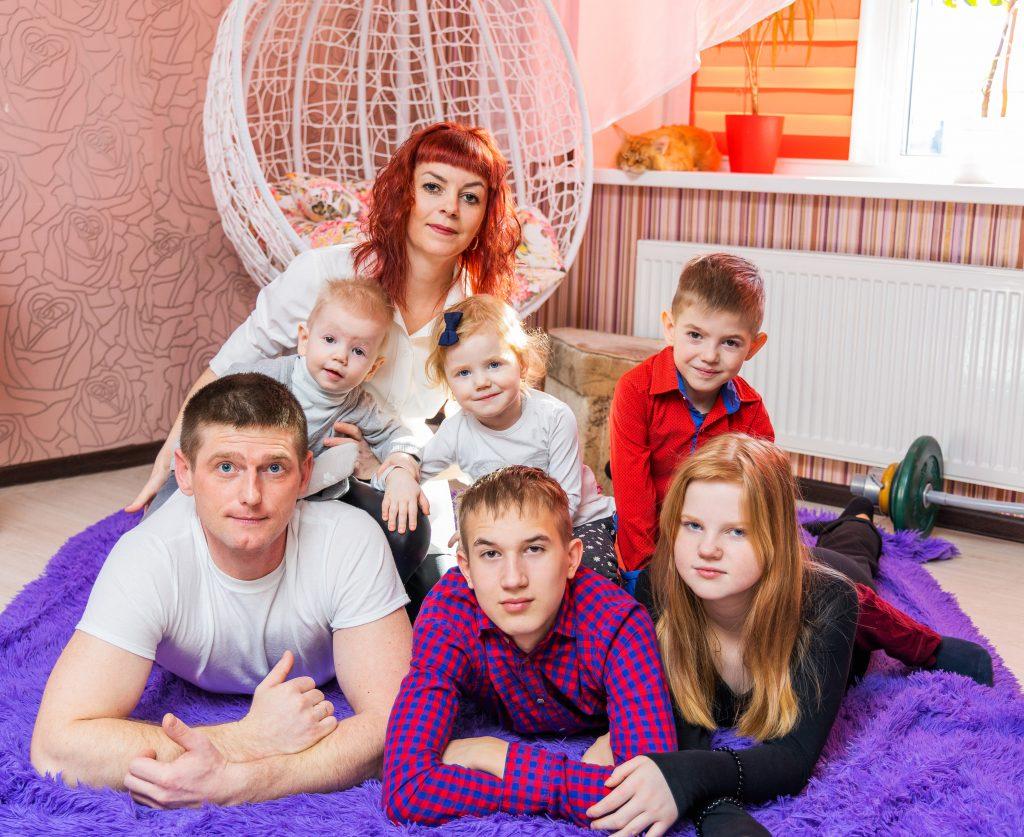 Анастасия Томилова: «Чем больше в доме детей, тем проще». Раскрываем секреты воспитания от многодетной мамы