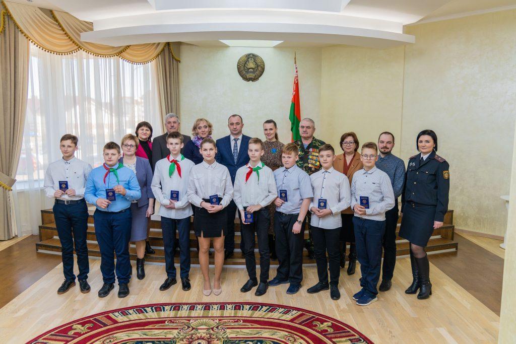 Лучшим школьникам Узденщины торжественно вручили паспорта