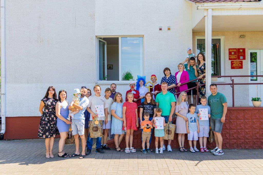 Семейный праздник в компании Мальвины и Буратино. Названы победители фотоконкурса «Мы с папой — не разлей вода!»