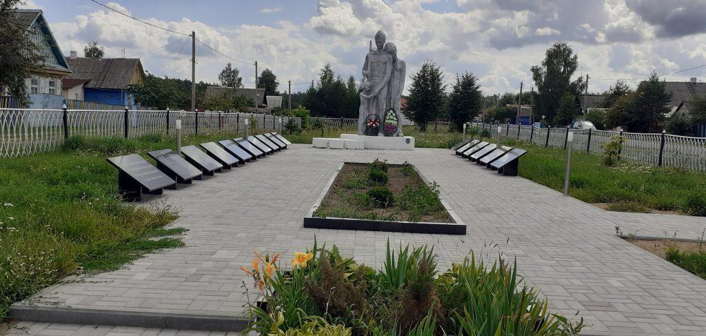 Вокруг памятника освободителям деревни Лоша от фашистов и погибшим в годы войны землякам установлена подсветка