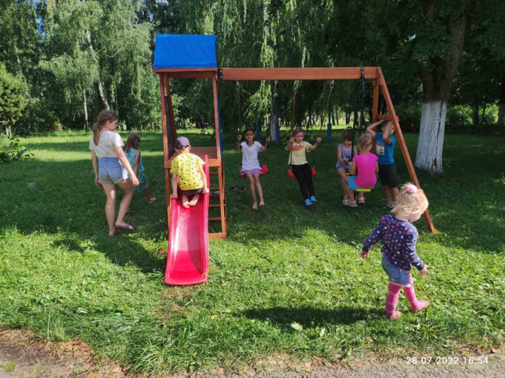 В Кухтичах появилась детская площадка, которой могут позавидовать городские дворы