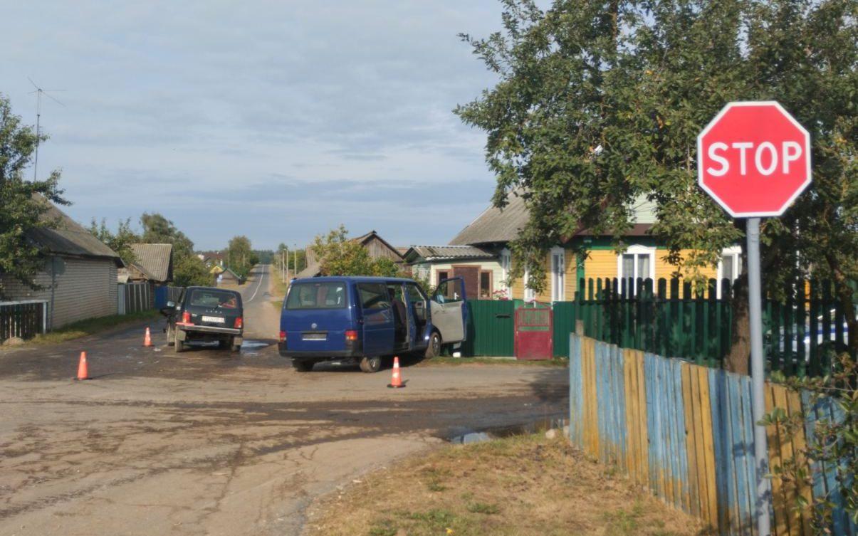 Перекрёсток раздора. В деревне Слобода не разъехались «Фольксваген» и  «Лада» - Чырвоная Зорка