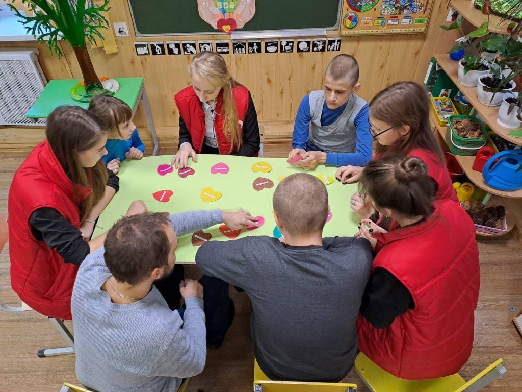 Творчество без границ. Волонтёры «Доброго сердца» снова в гостях у ребят из центра коррекционно-развивающего обучения и реабилитации
