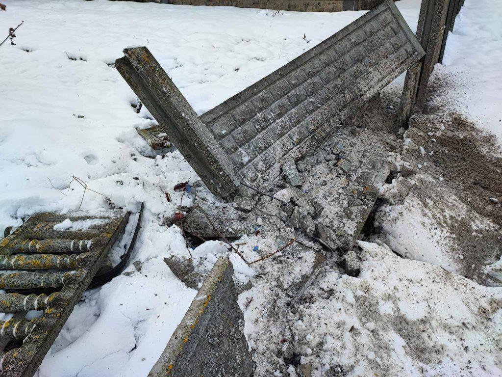 В деревне Яловка неизвестный водитель врезался в забор и скрылся. Однако  его быстро вычислили - Чырвоная Зорка