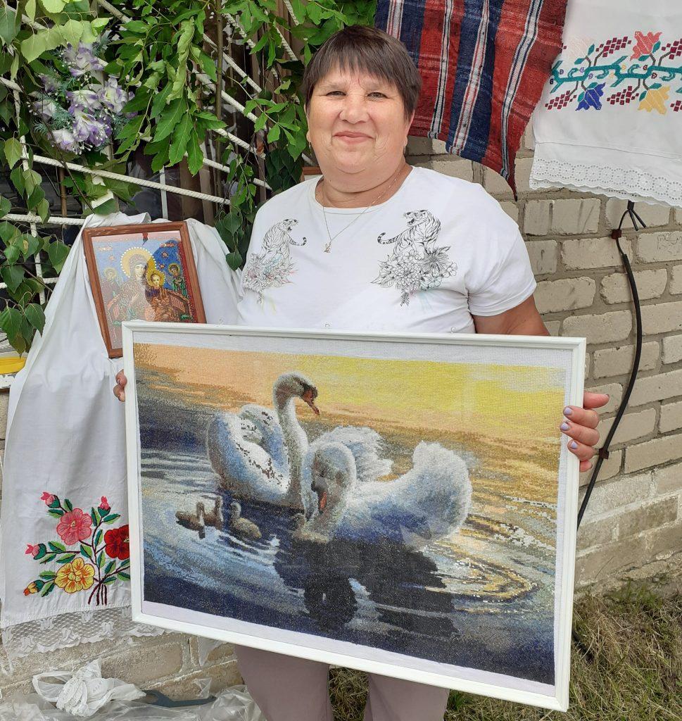 Вучыла не мама, вучыў інтэрнэт. Жыхарка вёскі Чурылава Зінаіда Захарава пачала вышываць у сталым узросце