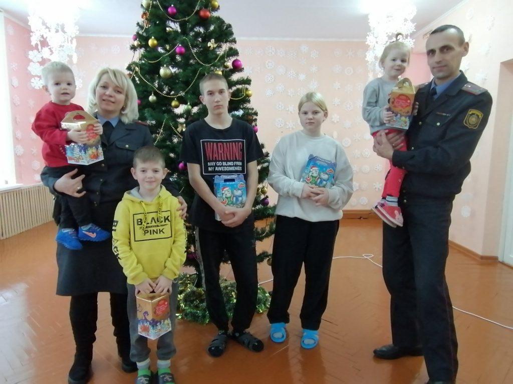 Подарить тепло каждому ребенку. Сотрудники милиции района присоединились к акции «Наши дети»