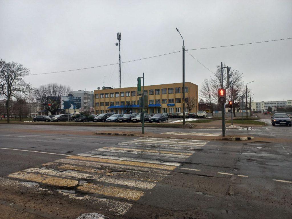 Не везет так не везет. Подружки заболтались и прошли на красный прямо перед авто ГАИ