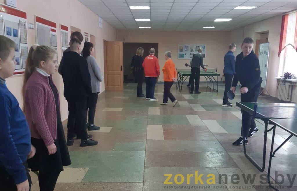 Партию в теннис с участковым инспектором сыграли литвянские школьники