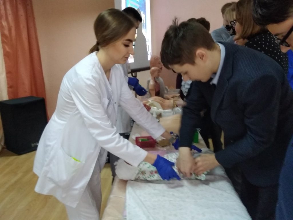 Первое рабочее место — гарантировано. О чём рассказали старшеклассникам гости из медколледжа?