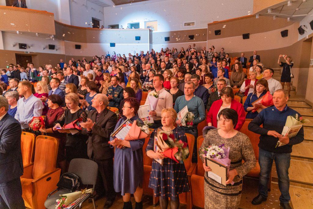 Большой фотоотчёт. Во Дворце культуры чествовали лучших тружеников Узденщины