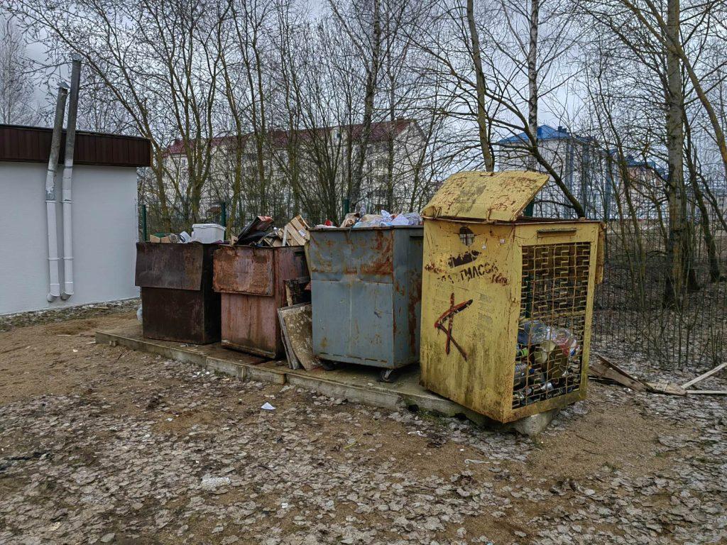 Банки, пакеты и бумага. Чем пахнет контейнер для стекла и кто виновник беспорядка на площадках для раздельного сбора бытовых отходов