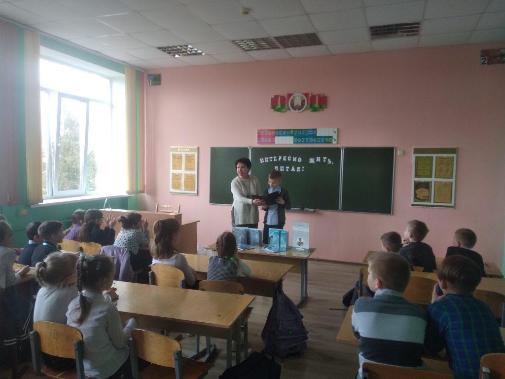 Знакомьтесь, писатель. С учениками СШ № 1 имени А. Пушкина встретилась Ирина Карнаухова