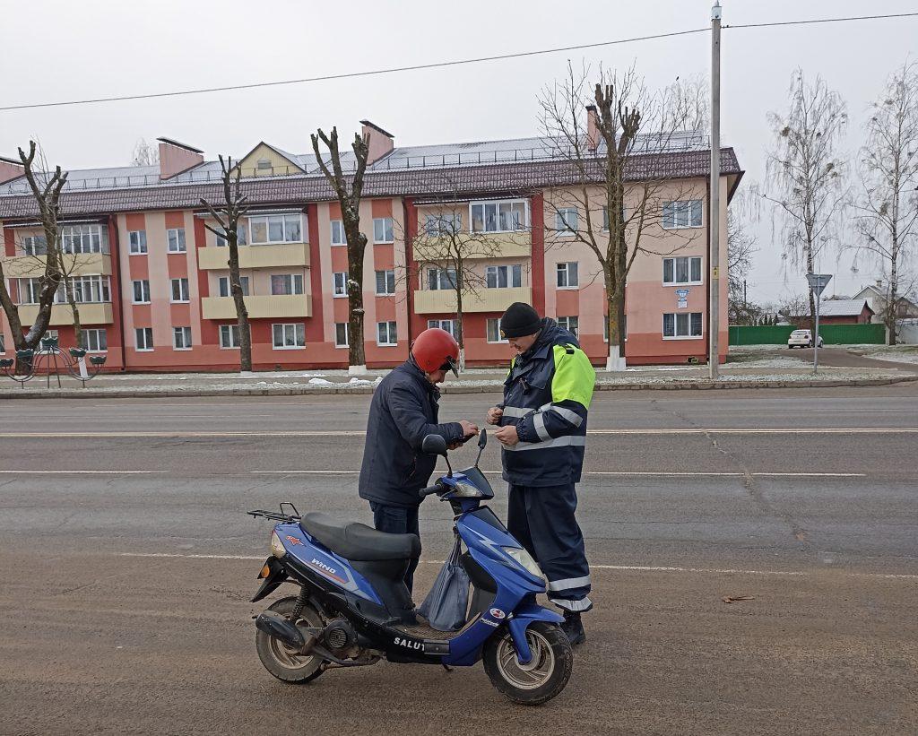 Сотрудники ГАИ продолжают мониторинг дорожной обстановки вблизи школ и на  улицах города и района - Чырвоная Зорка