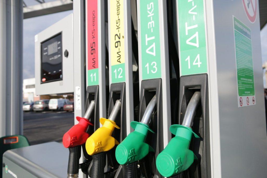 Автомобильное топливо с 25 апреля снова дешевеет на 1 копейку