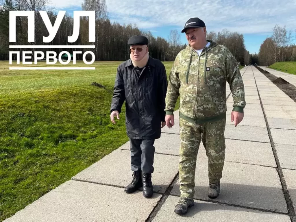 Александр Лукашенко в день республиканского субботника трудится в мемориальном комплексе «Хатынь»