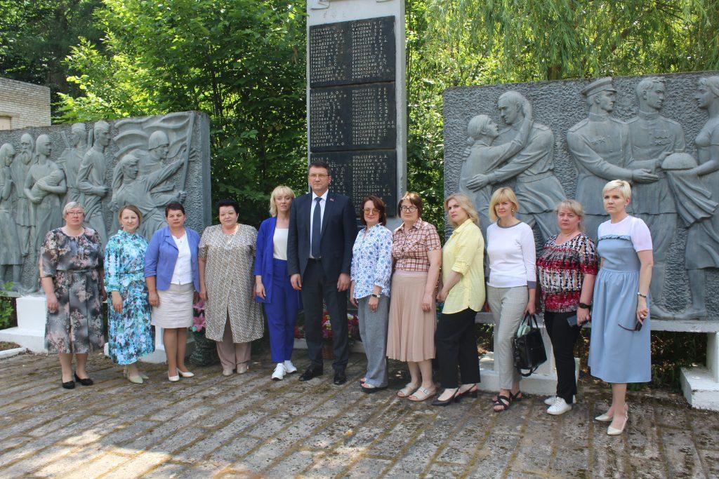 «Если деревня развивается, ни о каком закрытии отделения почты в ней речи идти не может», – отметил министр связи и информатизации Константин Шульган во время посещения Узденщины