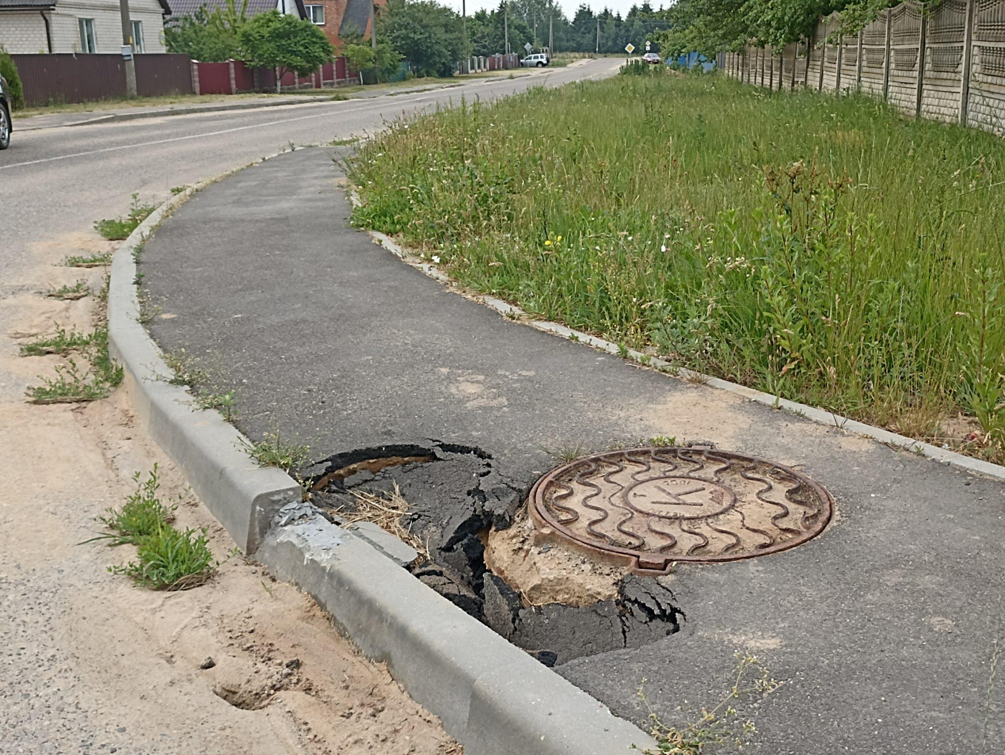 Опасный тротуар. Пешеходная дорожка. Тротуар. Велосипед на пешеходной дорожке. Технический тротуар вдоль проезжей части.