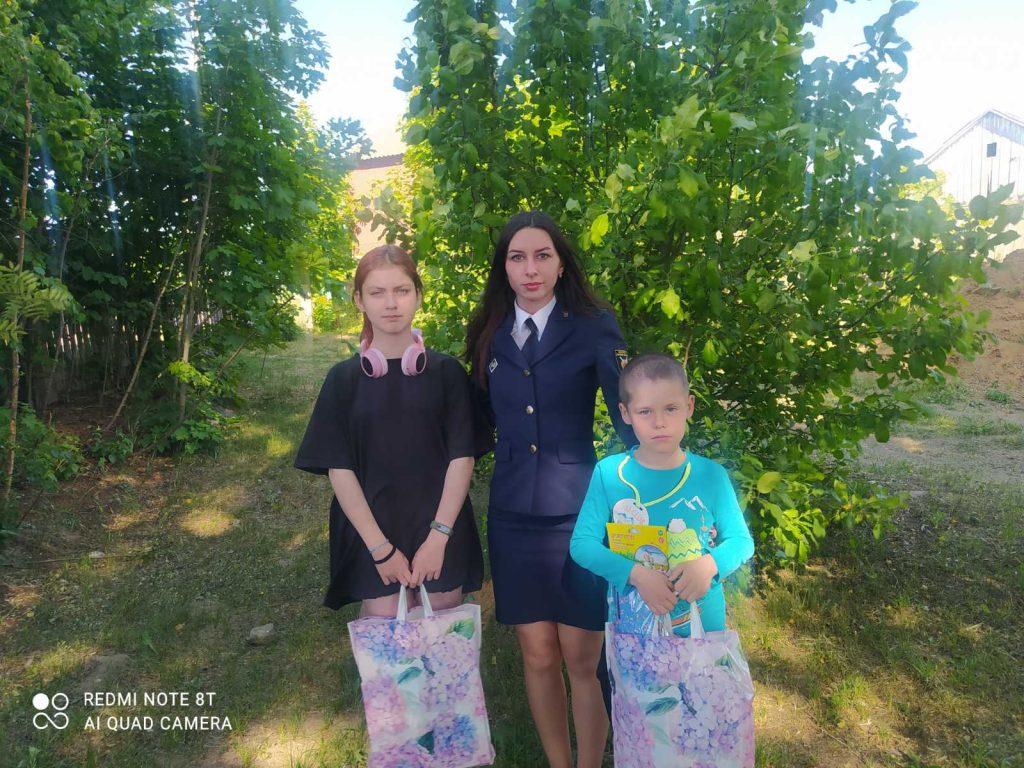 Сотрудники районной прокуратуры посетили опекунскую семью с подарками
