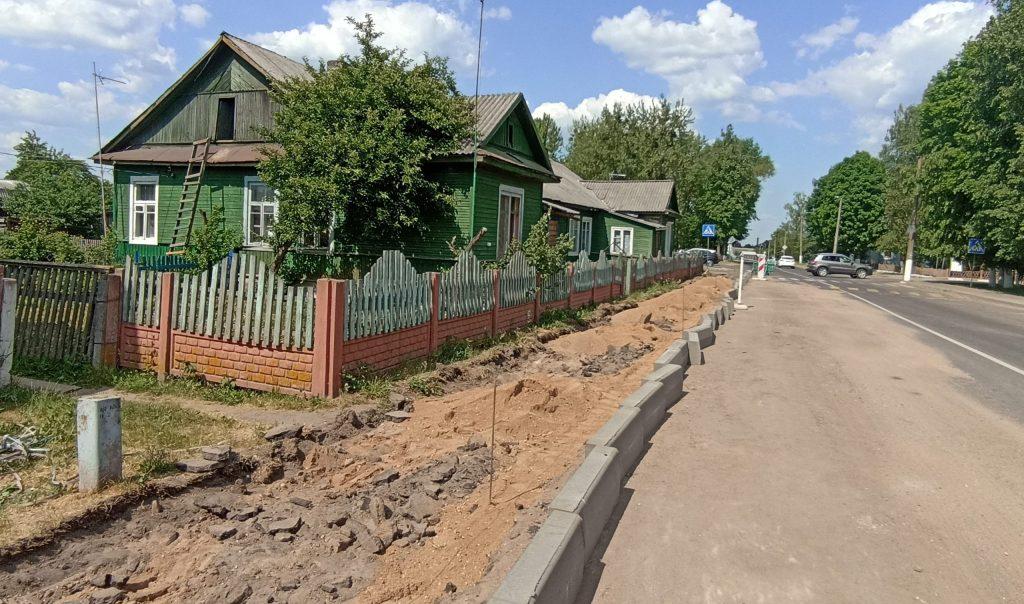 Пешеходной дорожке на улице Школьная в райцентре быть. Работы по её обустройству идут полным ходом