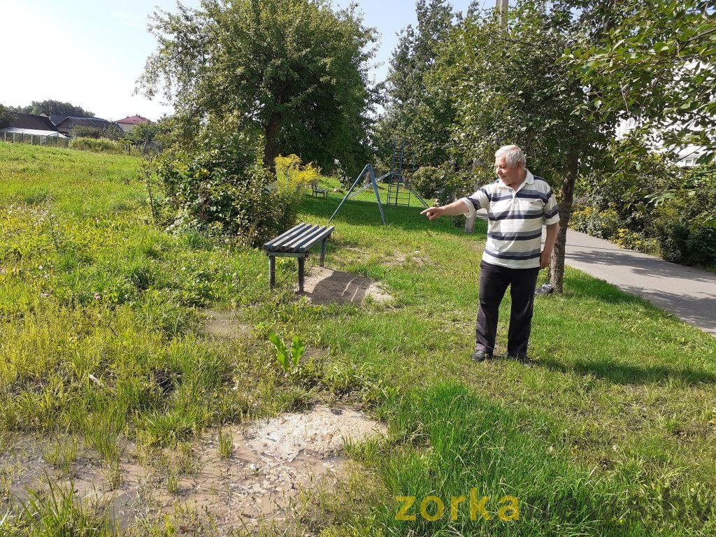 Зловонная лужа мешает жильцам улицы Белевича из Узды