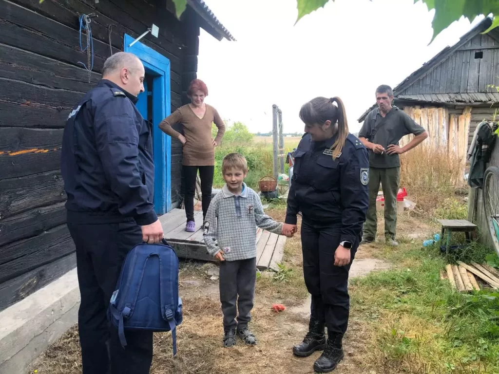Первоклассник из Красной Нивы получил подарок от следователей района