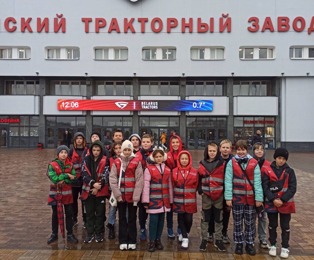 Ученики Хотлянской школы посетили тракторный завод и завод колесных тягачей