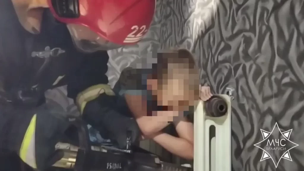 В Узденском районе спасатели помогли ребенку достать руку из батареи отопления