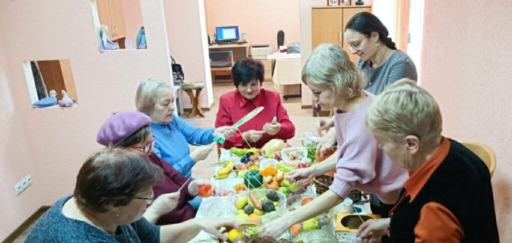 Лепестки из огурца, цветы из яблока: в Узденском районе прошел мастер-класс для пожилых людей