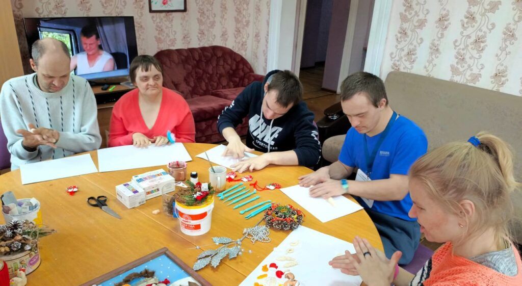 Узденские инвалиды из ТЦСОН готовят сувениры из теста