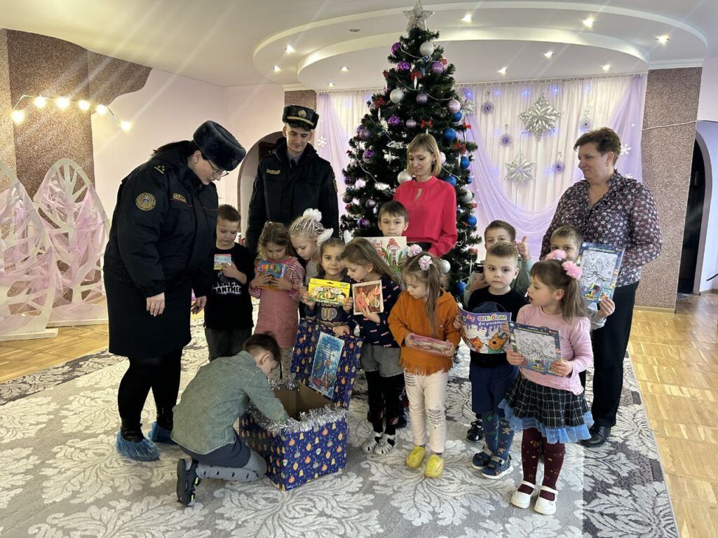Узнали, кого в канун праздников поздравили сотрудники райотделения Департамента охраны