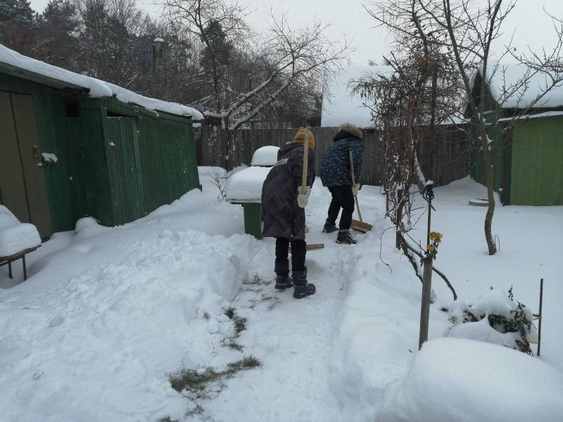волонтеры из Холян убирают снег