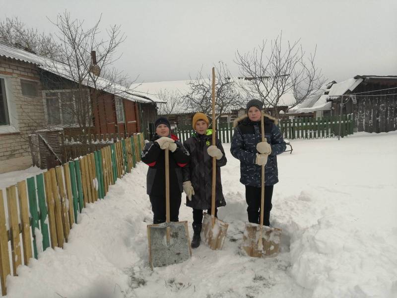 Школьники из Хотлян помогают в уборке снега