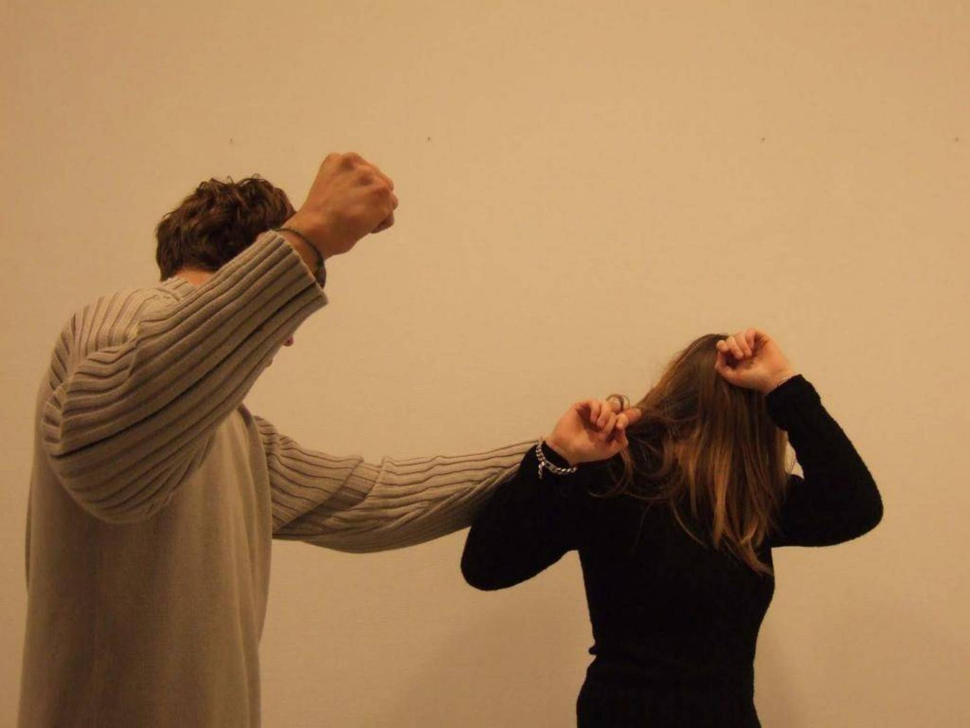 Пощечина фото. Девушки которые бьют мужчин. Девушки которые бьют мужчин. Девушка побила 3 парней. Девушка дерется с мужчиной.