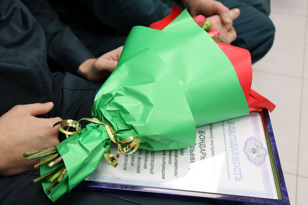 Подарок получили спасибо. Спасибо за подарочки. Шоколад с благодарностью. Спасибо за подарки и внимание. Подарок получили спасибо.