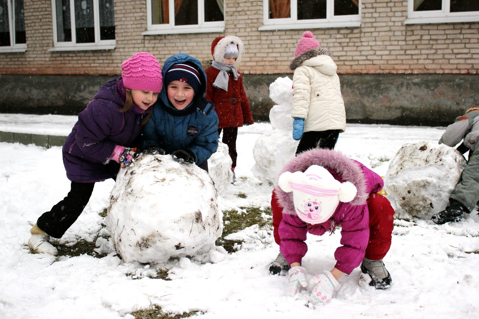 Первый снег детям. Зимние игры на улице. Зимние игры для детей. Зимние забавы в детском саду на улице. Зимние игрушки для детей на улице.