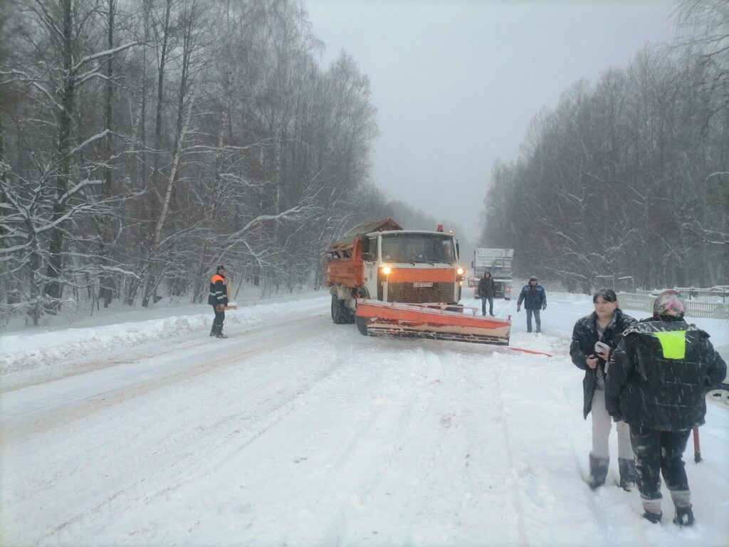 Дорожники продолжают бороться со снежной стихией на дорогах района -  Чырвоная Зорка