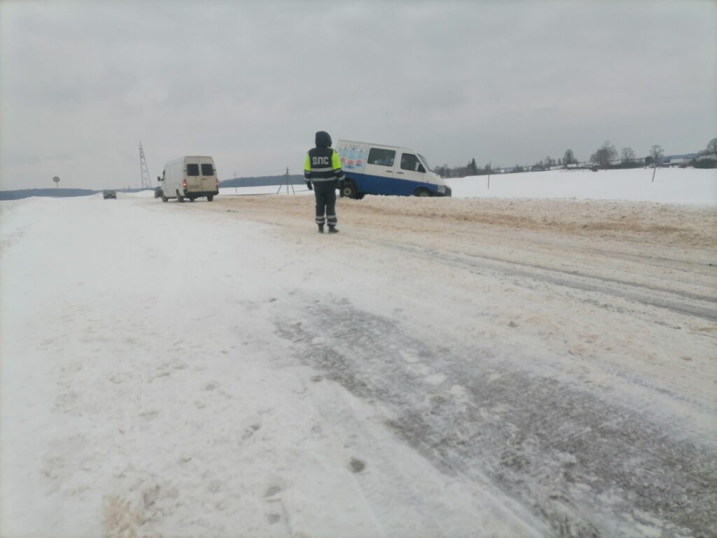 Сотрудники ГАИ помогли вытащить автомобиль из кювета - Чырвоная Зорка