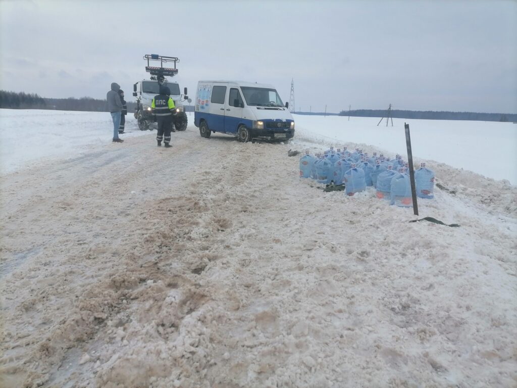 Сотрудники ГАИ помогли вытащить автомобиль из кювета - Чырвоная Зорка