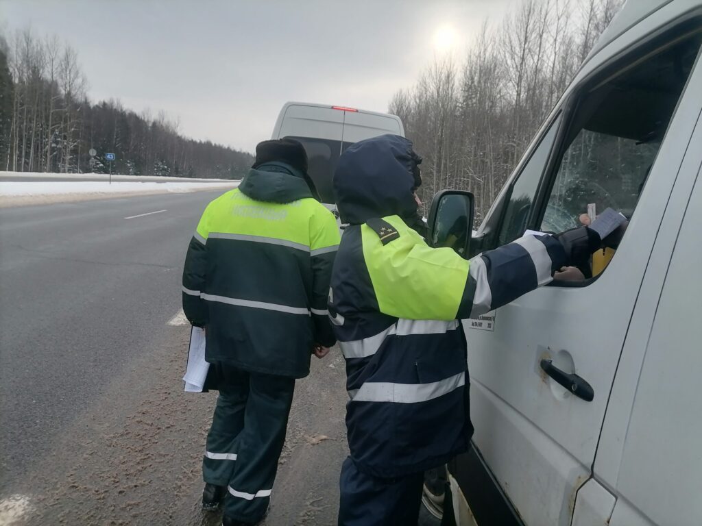 7 нарушений за час. Что показал рейд по маршруткам и такси в районе -  Чырвоная Зорка