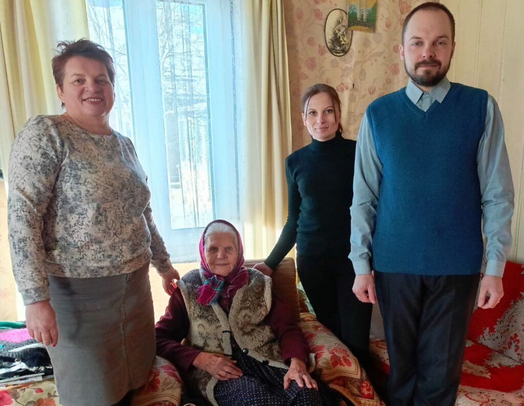 Марафон добра продолжается. Одиноких пожилых людей поздравляют в Узденском районе