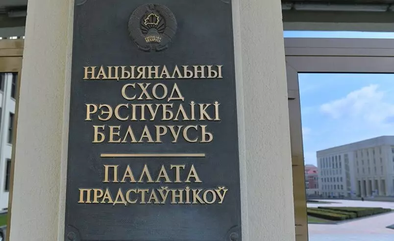 Итоги работы в избирательном округе подводит депутат Парламента. Что сделано на Узденщине